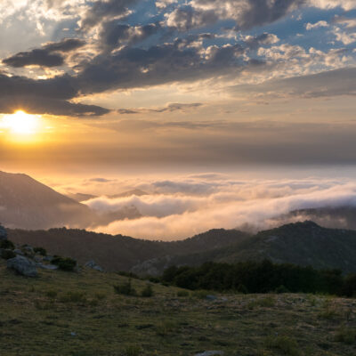 Le soleil, la montagne et la mer (de nuages)