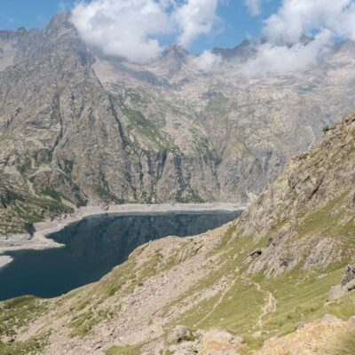 Vue arrière sur le Bacino del Chiotas en montant vers le Colle di Fenestrelle